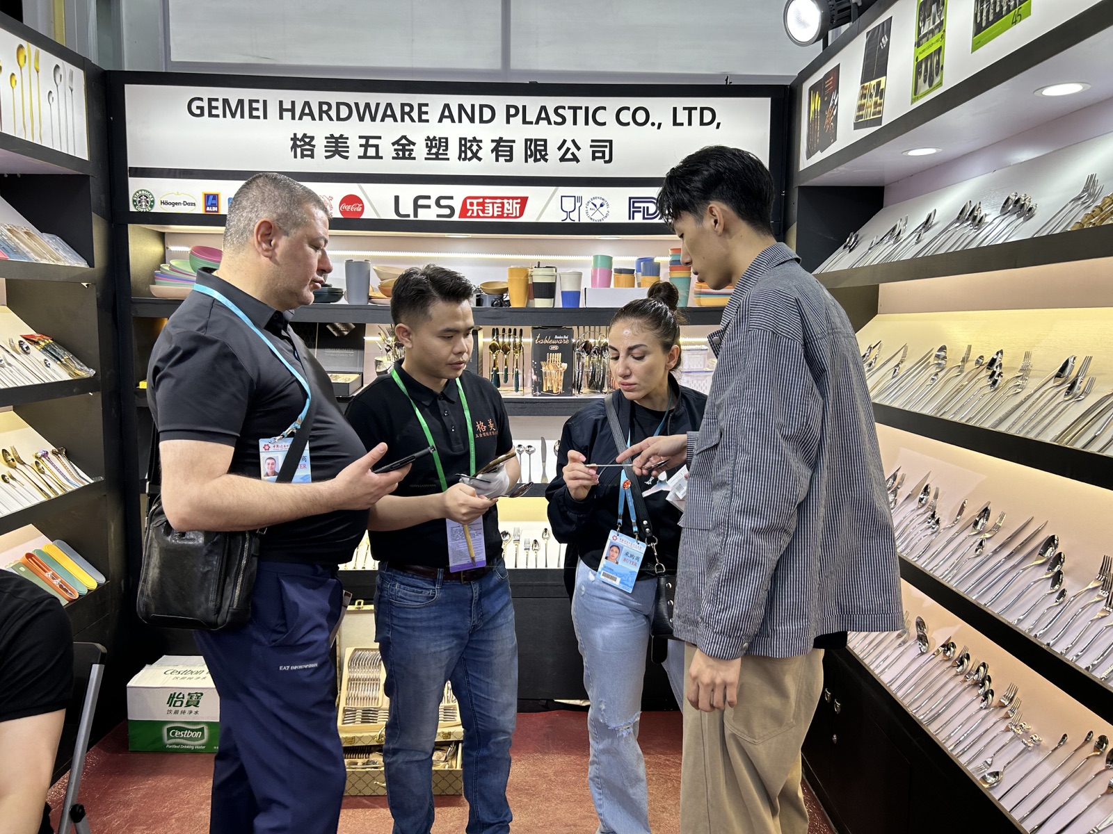 GEMEI team discussing cutlery products with international buyers at the Canton Fair