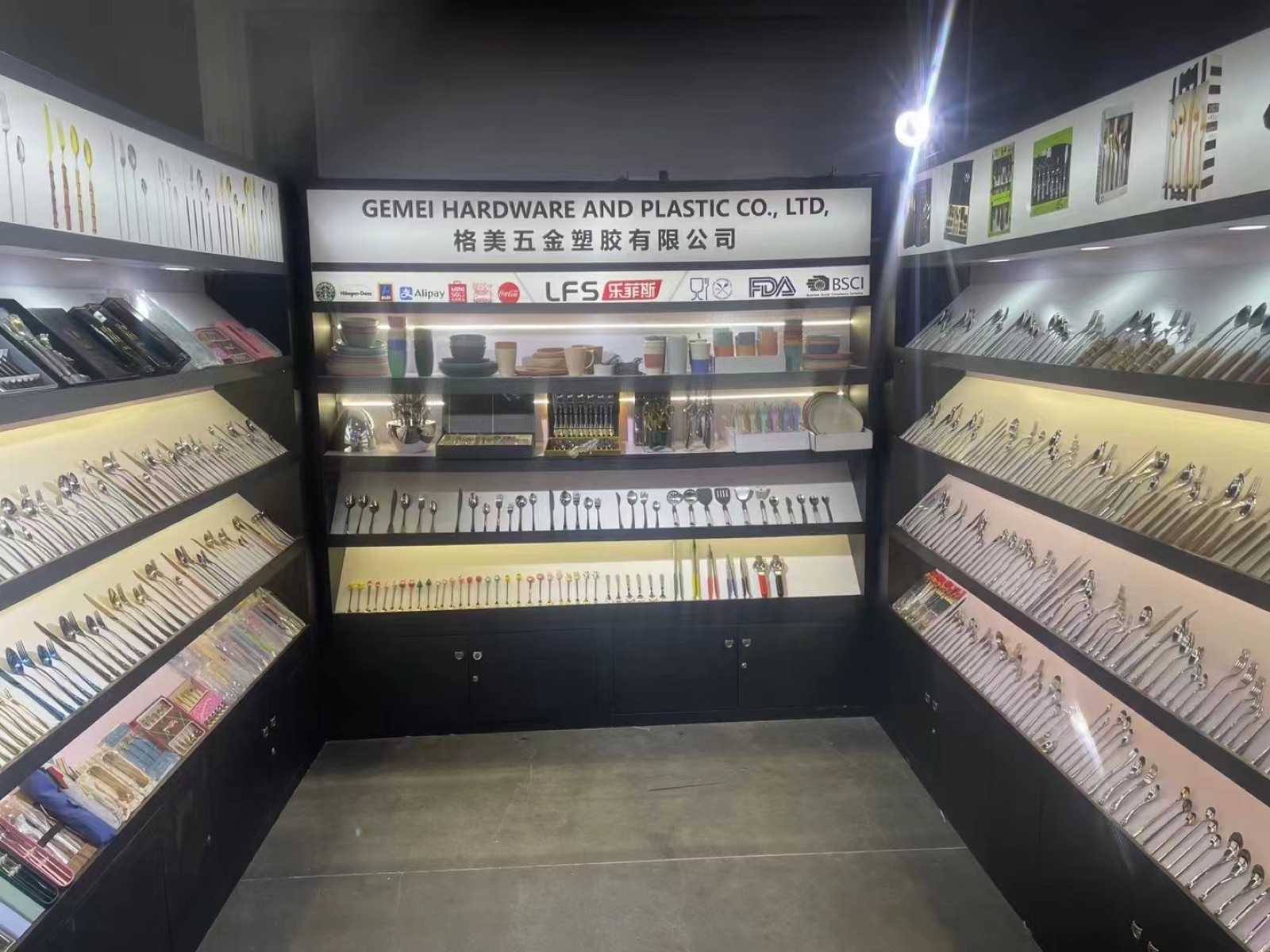 GEMEI cutlery display booth at the Canton Fair