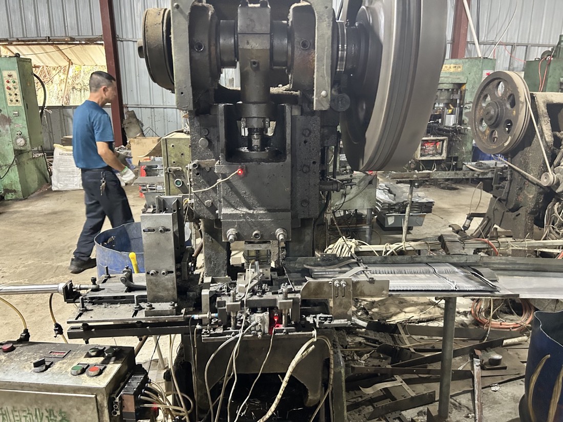 Fork tine cutting at GEMEI factory