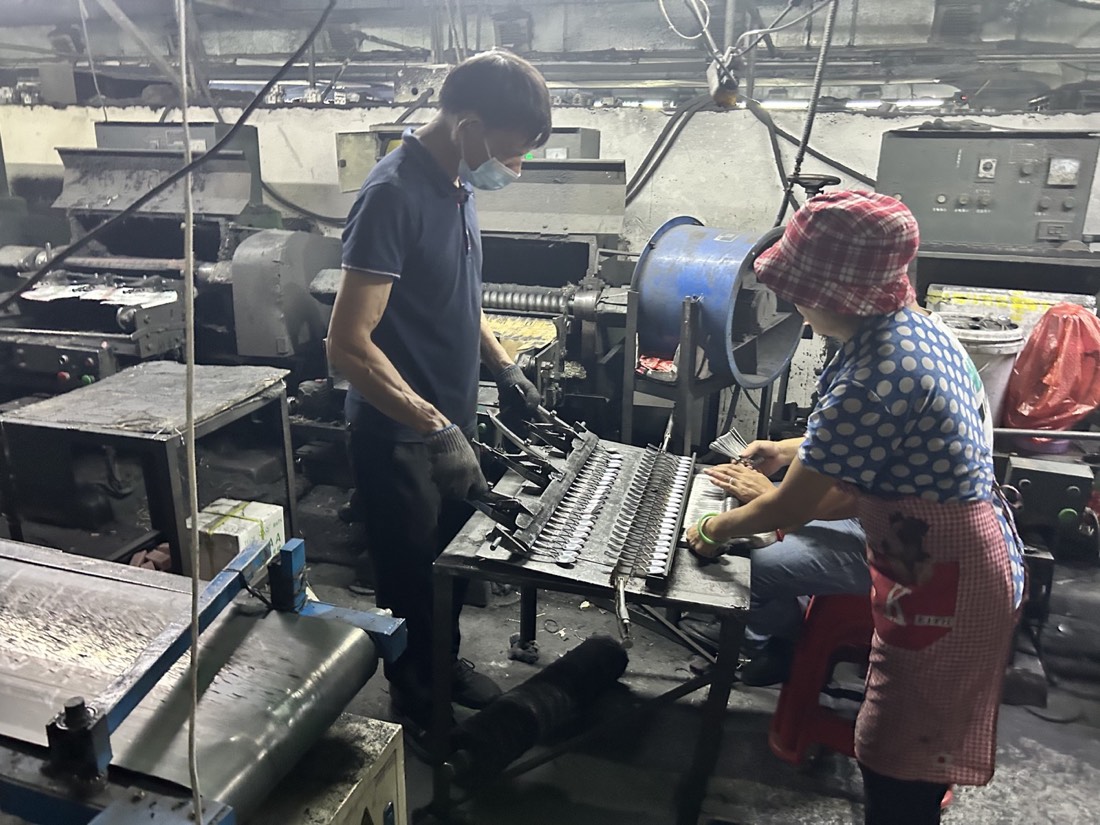 Curved cutlery polishing at GEMEI factory