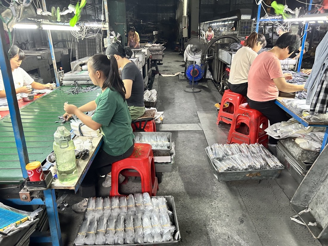 Cutlery packing line at GEMEI factory